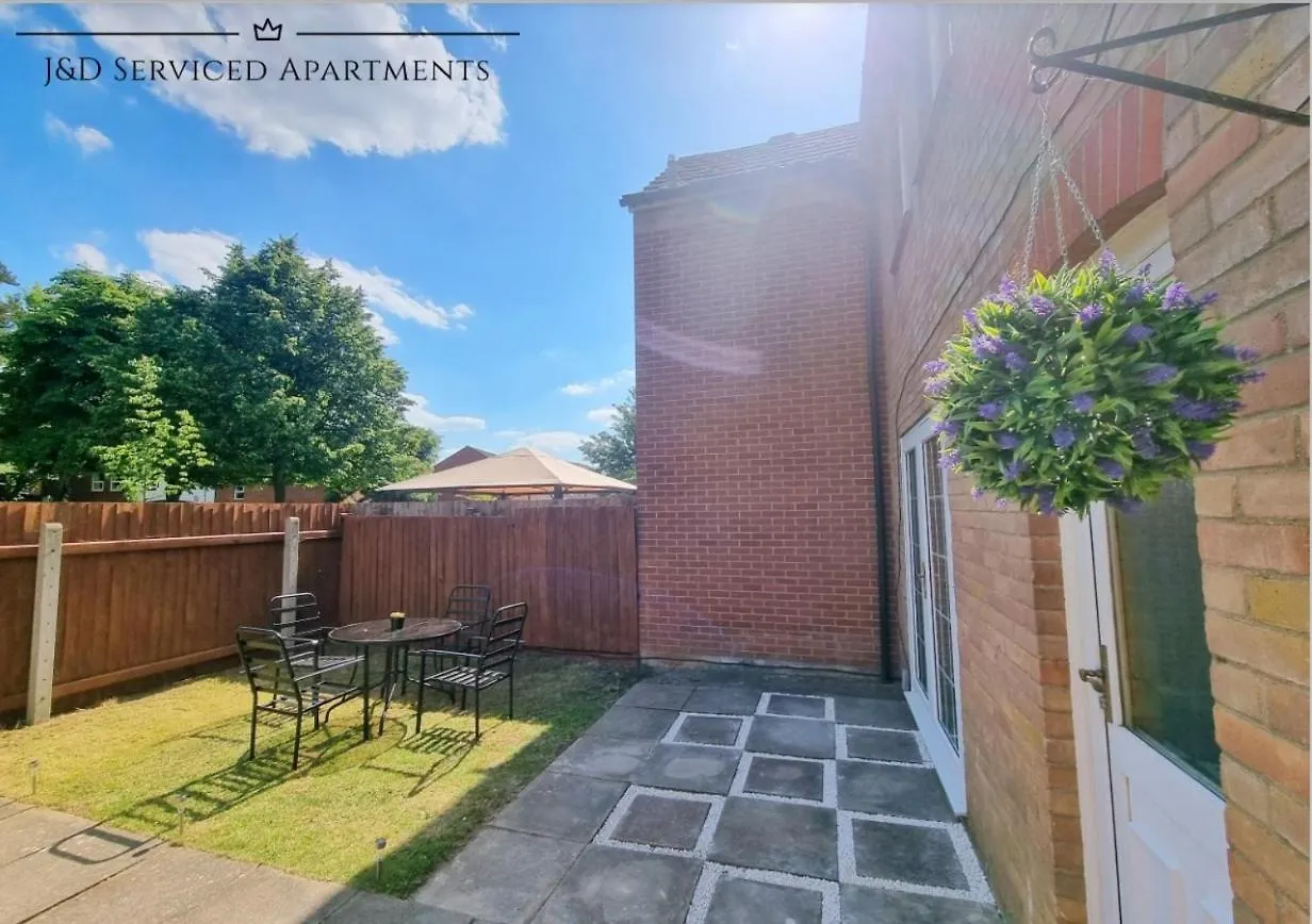 Comfortable 4-Bed House With 3 Bathrooms, Free Parking! Cambridge  0*, Cambridge (Cambridgeshire)